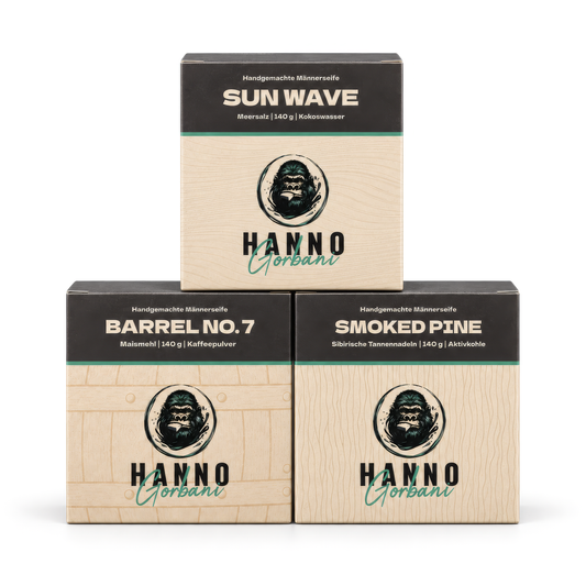 Seifen-Set Hanno's Trio: drei vegane Duschseifen Smoked Pine, Sun Wave und Barrel No. 7 von Hanno Gorbani in der Verpackung nebeneinander